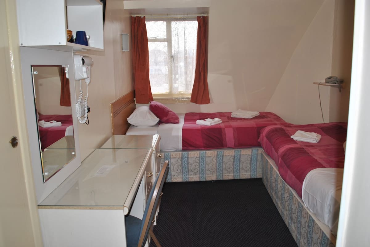 Chambre Standard avec lits jumeaux, 2 lits une place | Bureau, fer et planche à repasser, Wi-Fi, draps fournis