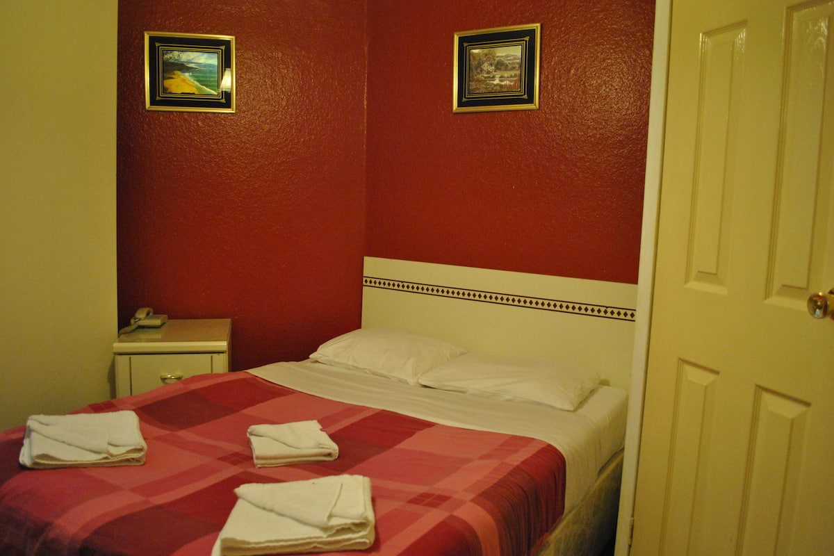 Chambre Double | Bureau, fer et planche à repasser, Wi-Fi, draps fournis
