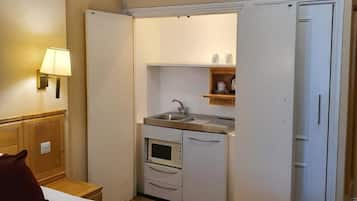 Single Studio with Kitchenette | Bộ đồ giường kháng dị ứng, két bảo mật tại phòng