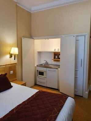 Single Studio with Kitchenette | Hypo-allergenic bedding, in-room safe, iron/ironing board, free WiFi