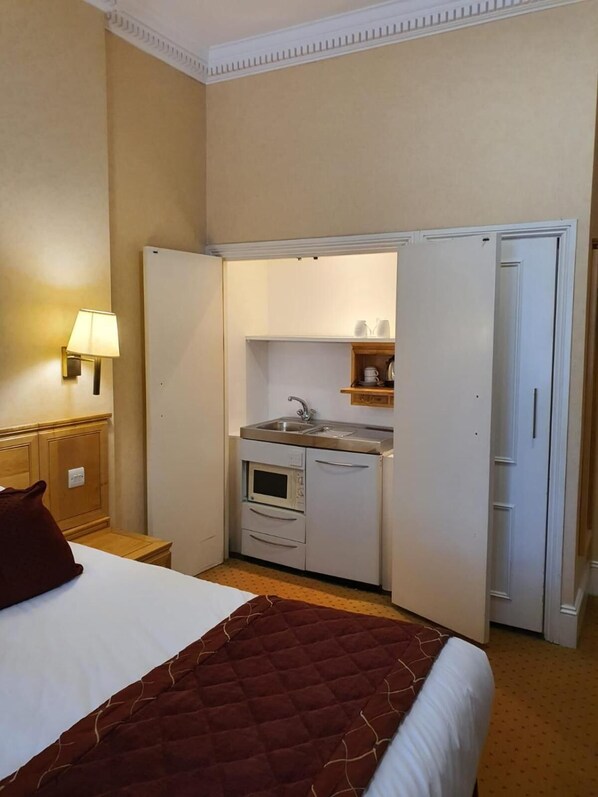 Single Studio with Kitchenette | 1 bedroom, hypo-allergenic bedding, in-room safe, iron/ironing board