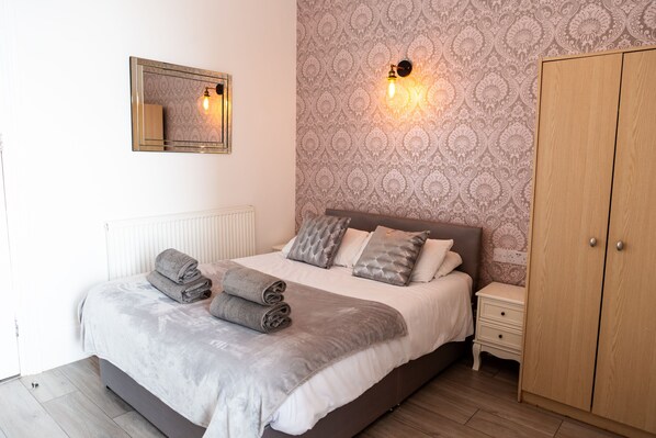 Chambre Double, salle de bains attenante