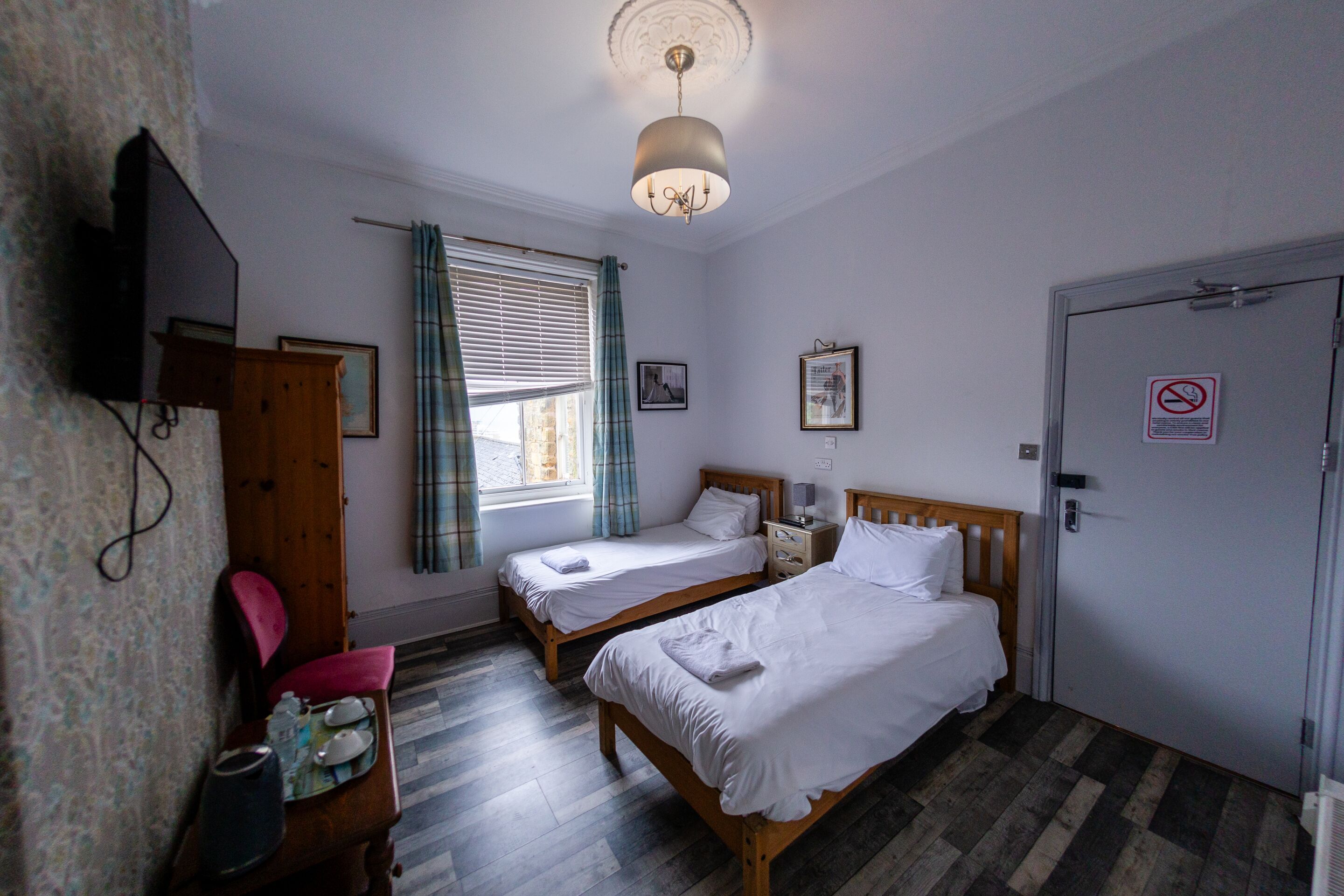 Chambre avec lits jumeaux, salle de bain attenante