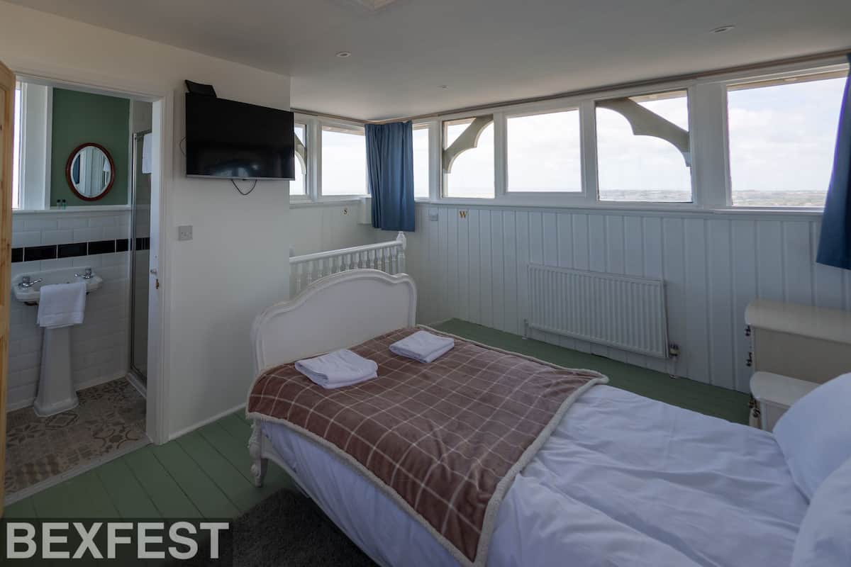 Chambre classique double, salle de bain attenante, vue sur la mer