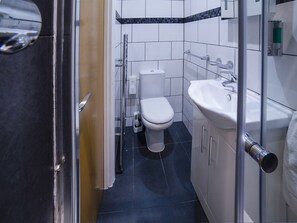 Deluxe Quadruple Room | Bathroom | Shower, free toiletries, hair dryer, towels