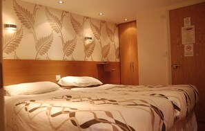In-room safe, bed sheets - Anchor Hotel (London)