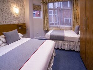 Deluxe Triple Room | In-room safe, bed sheets