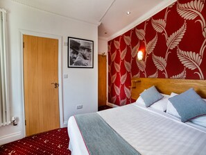 In-room safe, bed sheets - Anchor Hotel (London)