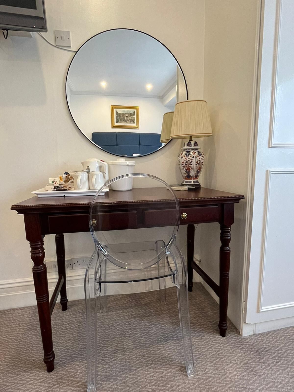 king size double room | minibar, in-room safe, individually decorated, desk