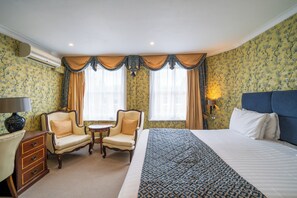King Size Double Room | Een minibar, een kluis op de kamer, individueel gedecoreerd, een bureau
