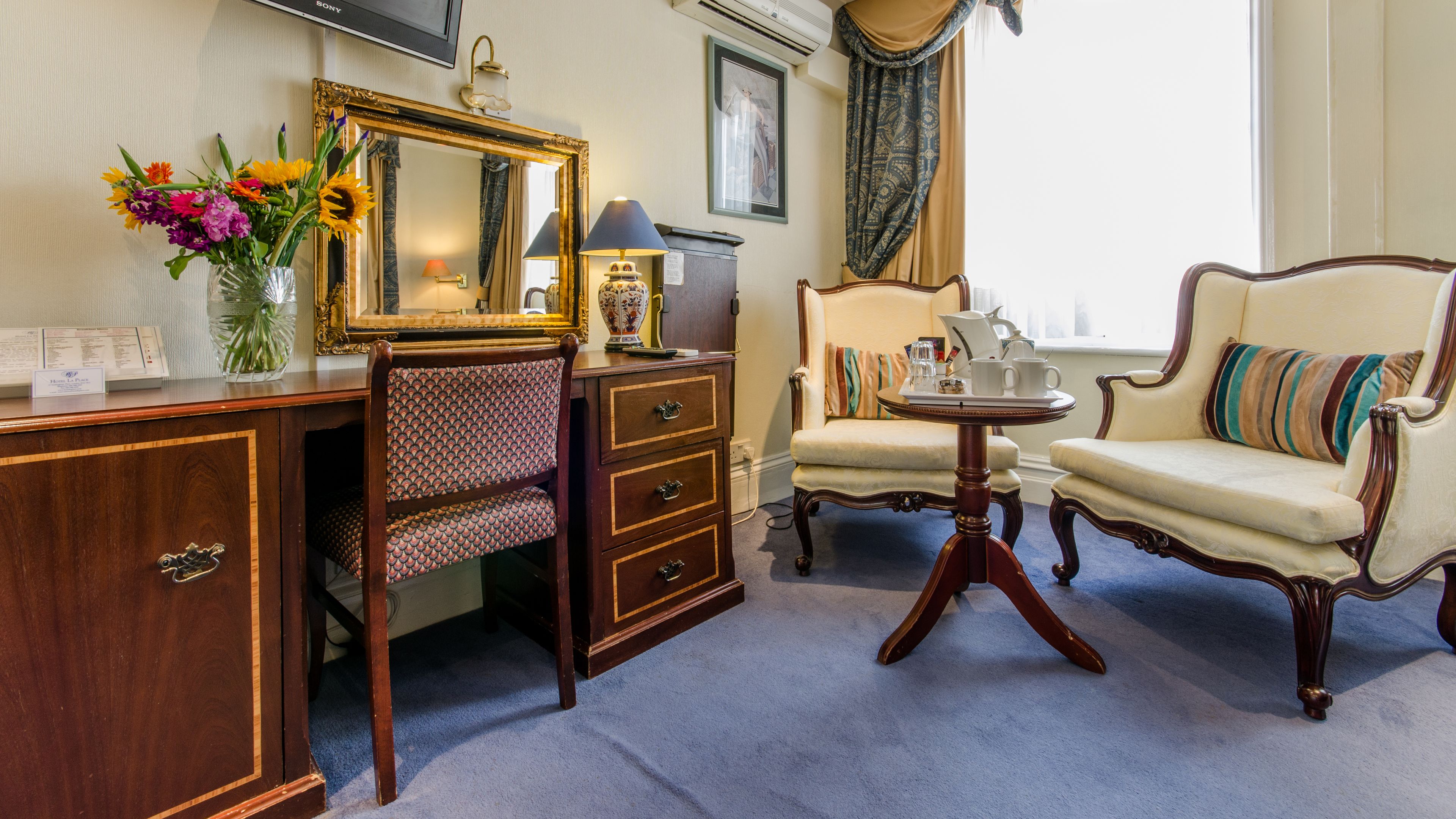 Junior Suite, Ensuite | Living area | Flat-screen TV