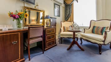 Junior Suite, Ensuite | Living area | Flat-screen TV