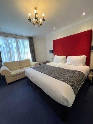 Junior suite, en-suite badkamer | Een minibar, een kluis op de kamer, individueel gedecoreerd, een bureau