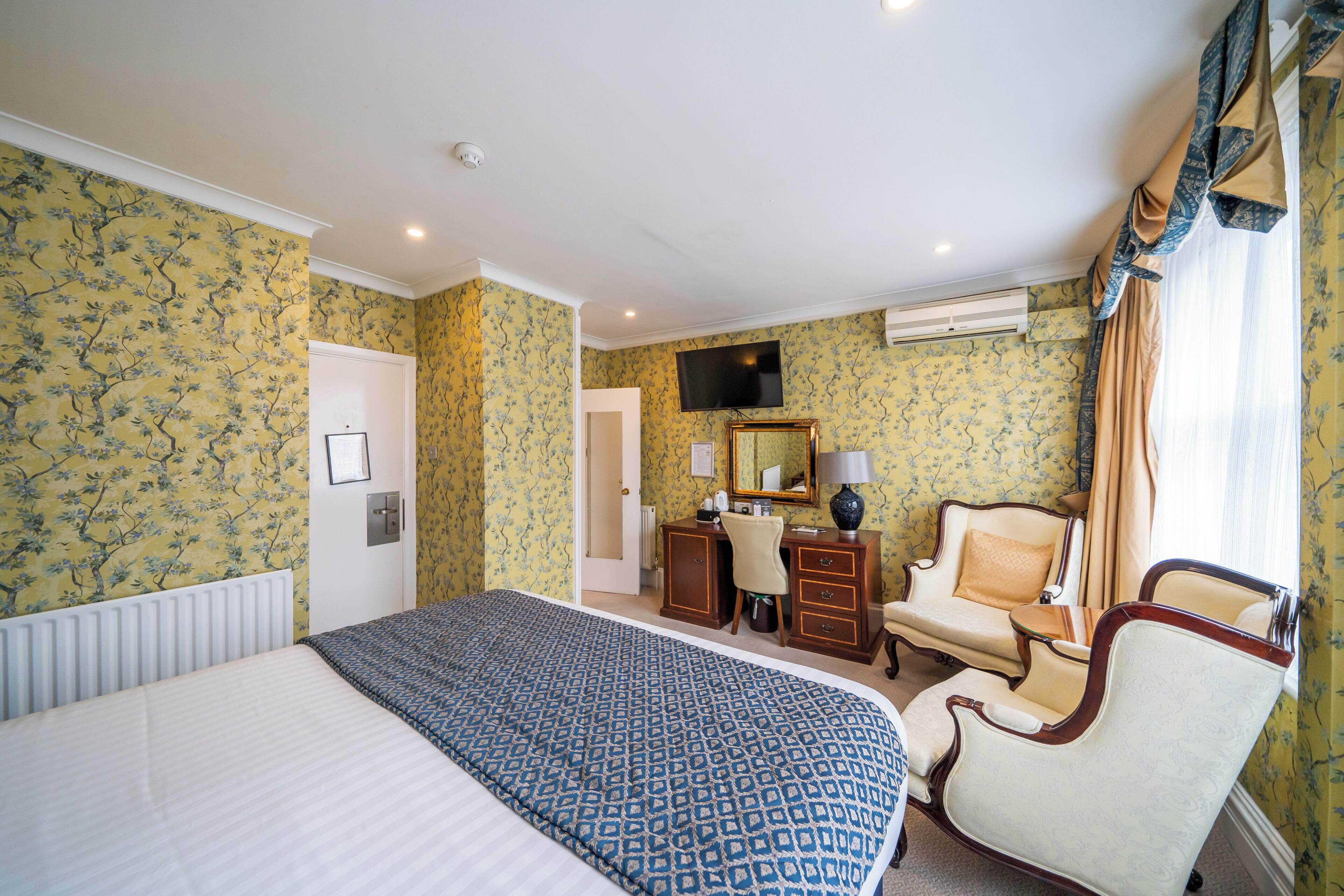 junior suite, ensuite | minibar, in-room safe, individually decorated, desk