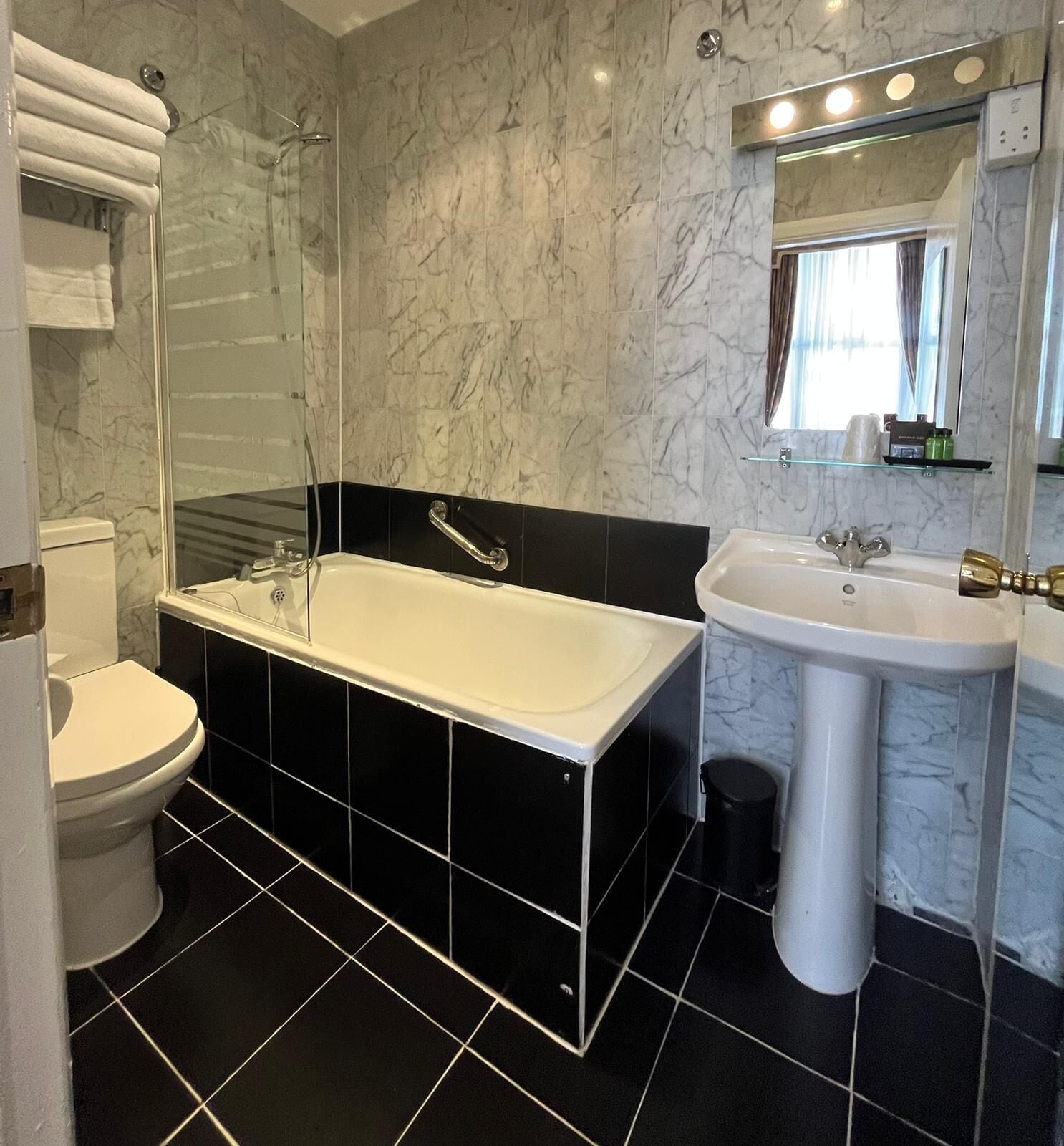 family room, ensuite | bathroom | free toiletries, hair dryer, towels