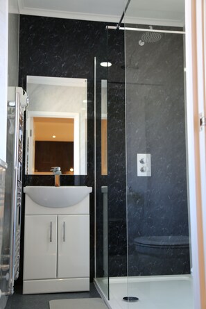 Bathroom - Debden Guest House (Uxbridge)