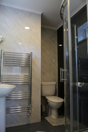 Standard Twin Room, Ensuite | Bathroom