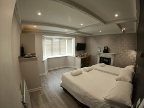 Superior Twin Room, Shared Bathroom - Debden Guest House (Uxbridge)