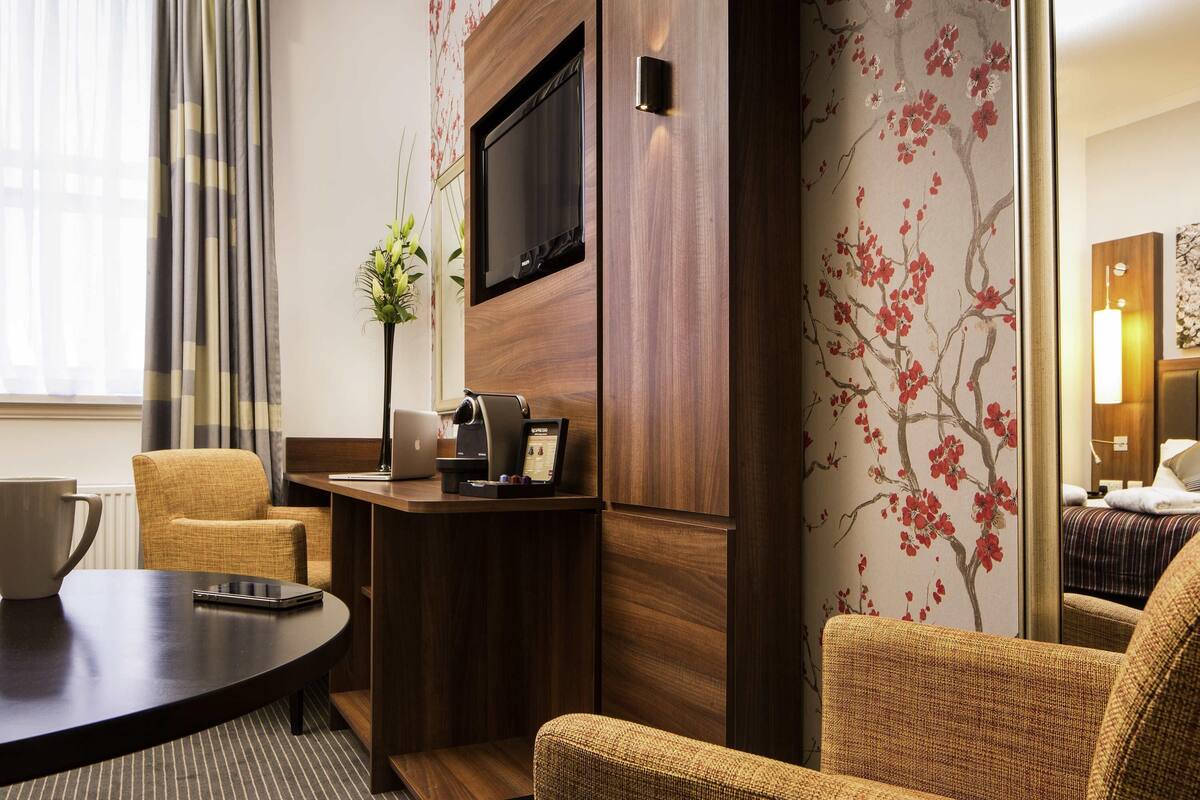Minibar, in-room safe, desk, iron/ironing board