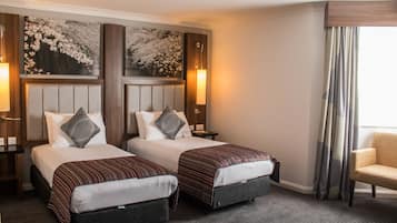 Minibar, caja de seguridad en la habitación y escritorio