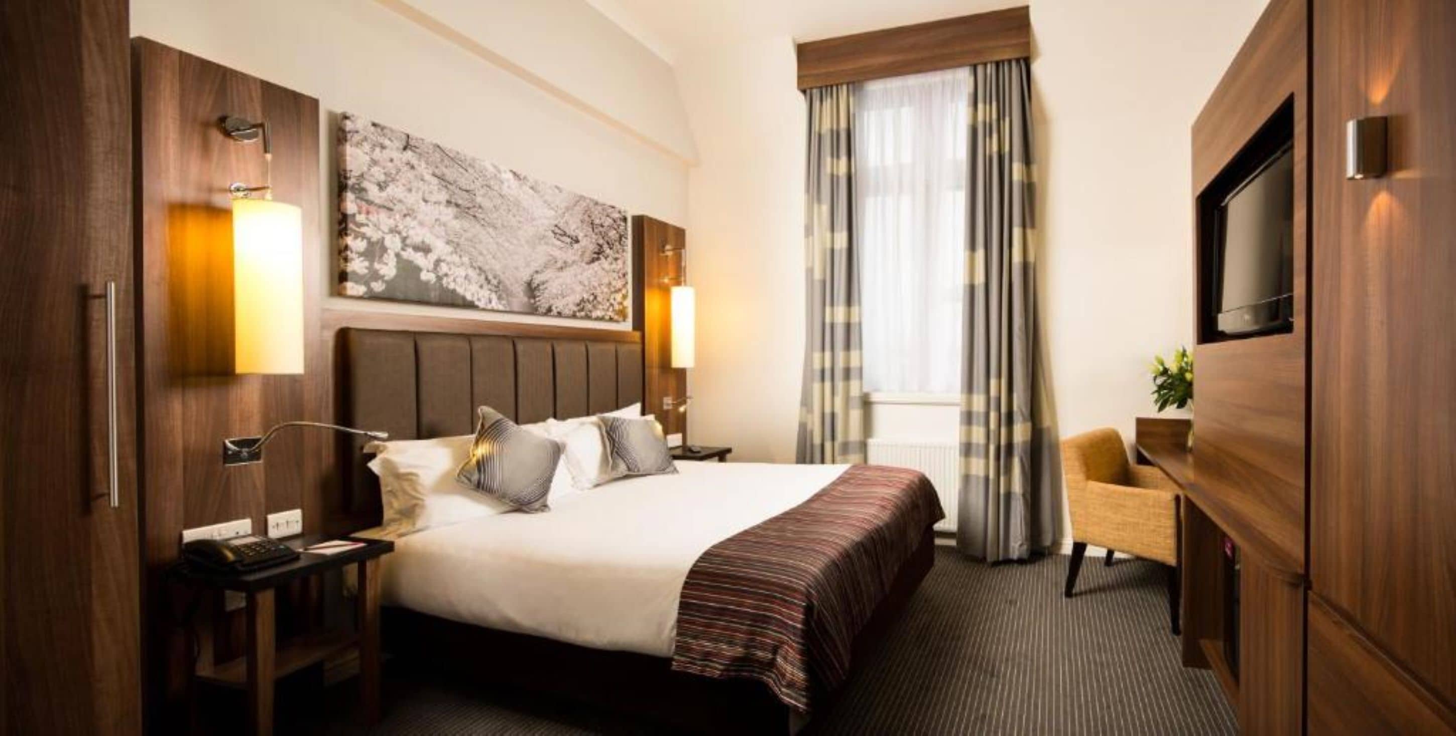 Kamar Double Standar, 1 Tempat Tidur Double | Minibar, brankas, meja kerja, dan setrika/meja setrika