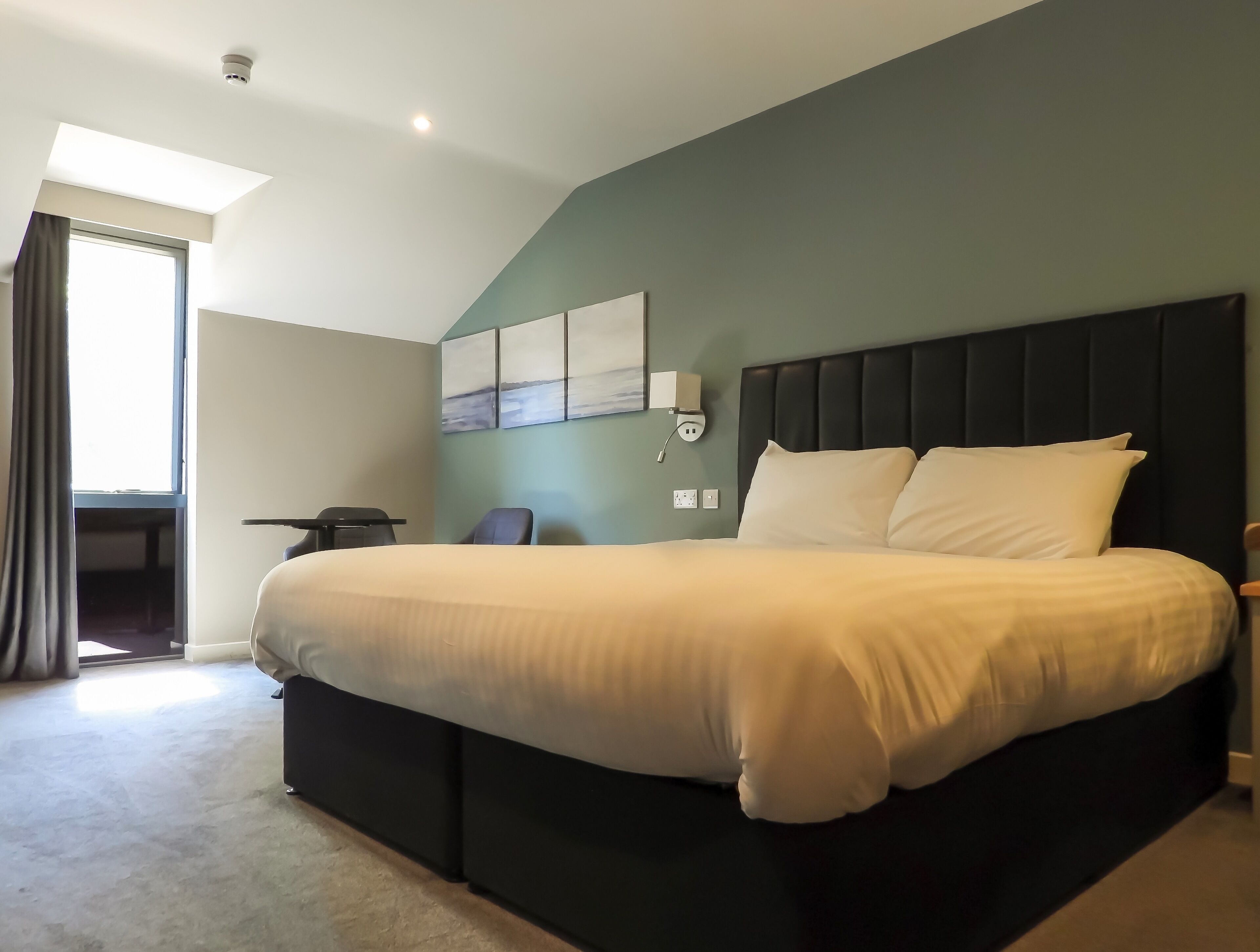 Desk, laptop workspace, iron/ironing board, free WiFi