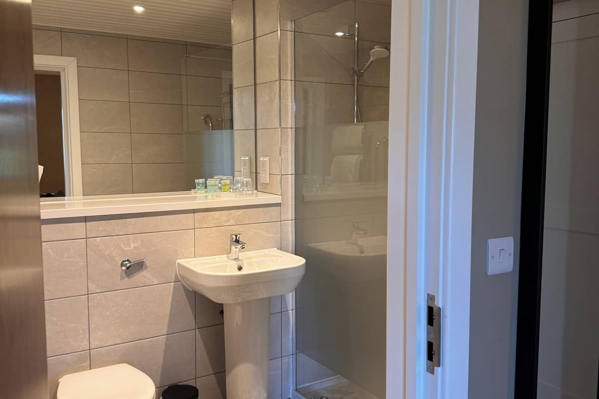 garden twin room | bathroom | shower, free toiletries, hair dryer, towels