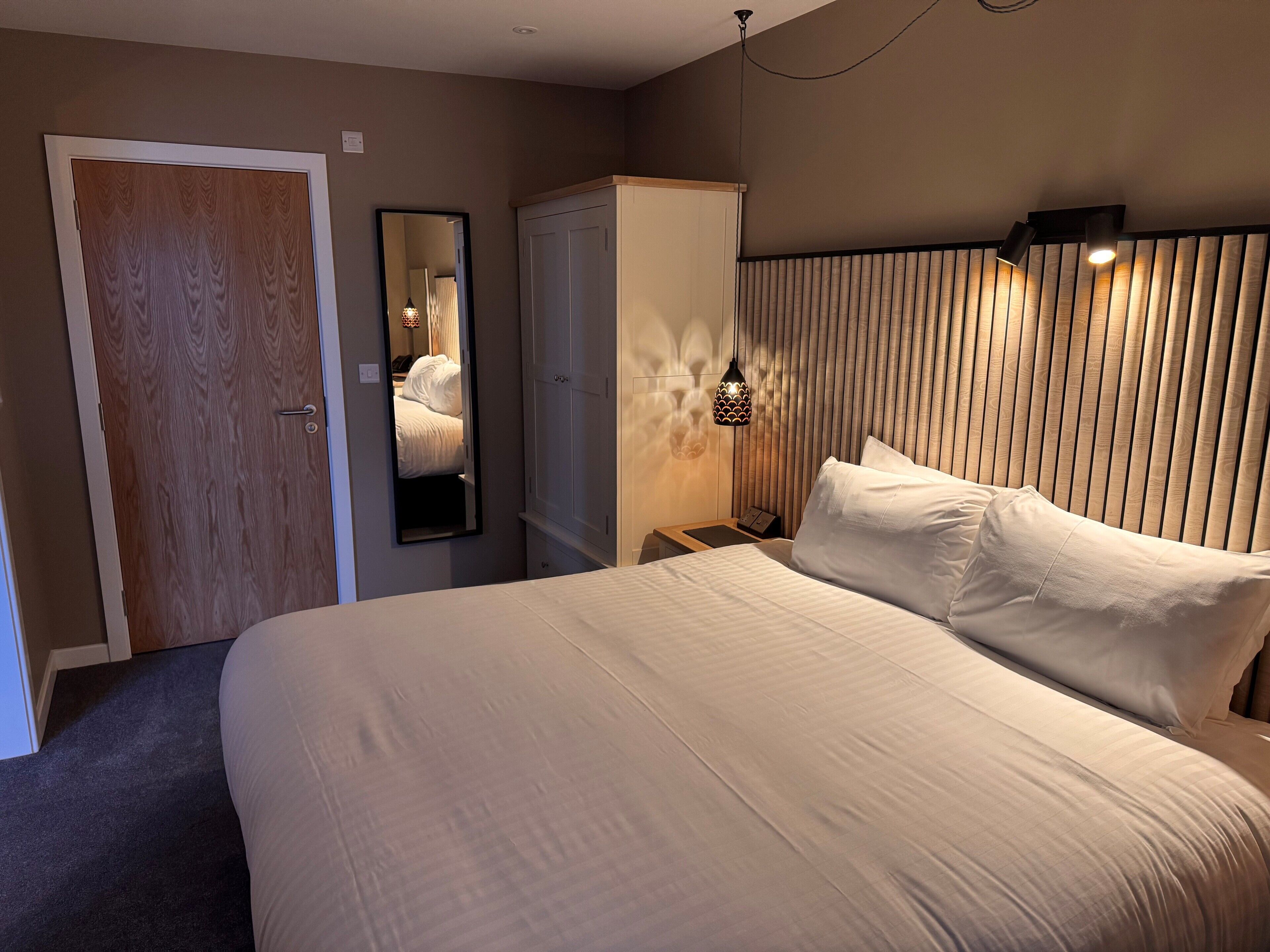 ground floor studio suite | desk, laptop workspace, iron/ironing board, free wifi