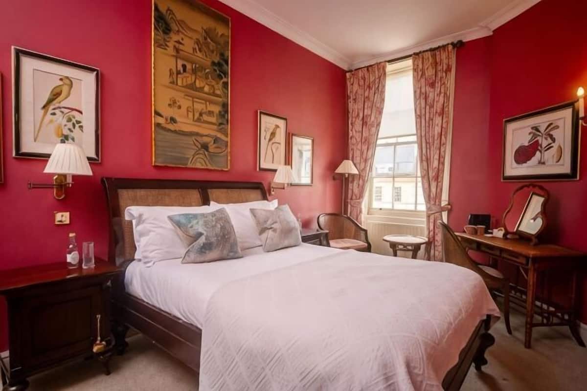 Individually decorated, iron/ironing board, free WiFi, bed sheets
