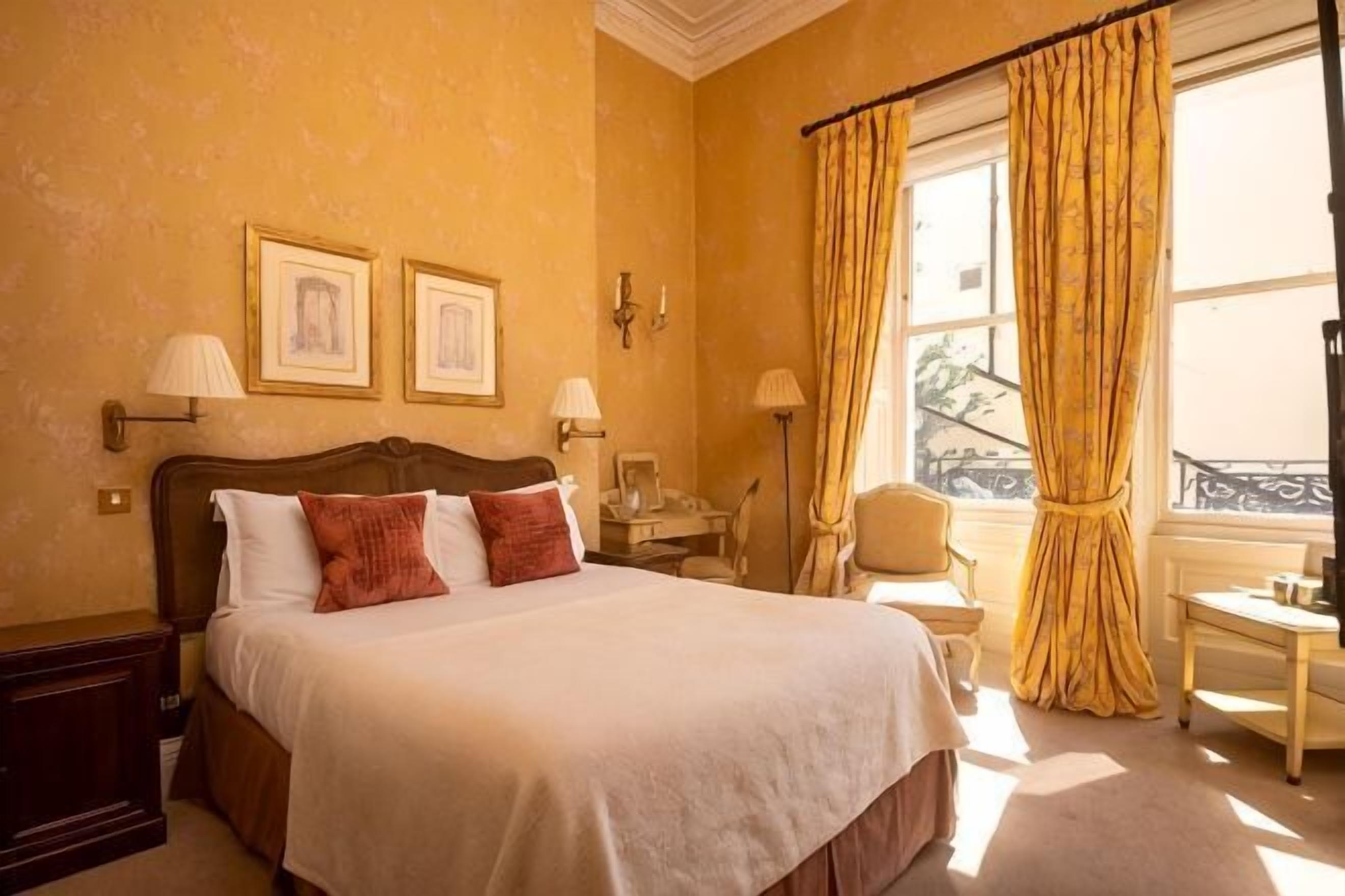 Individually decorated, iron/ironing board, free WiFi, bed sheets