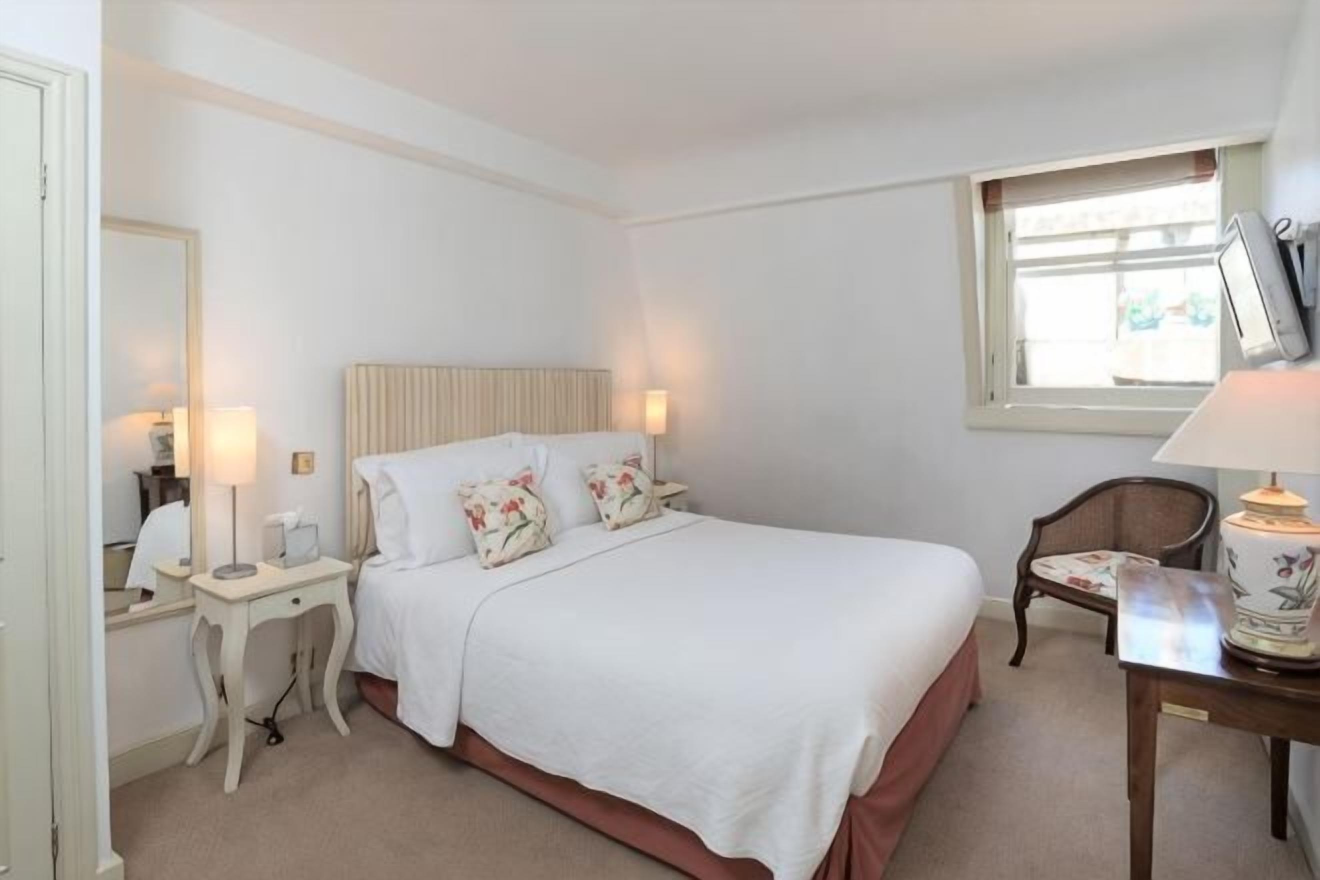 Individually decorated, iron/ironing board, free WiFi, bed sheets