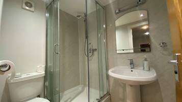 Triple Room | Bathroom | Shower, free toiletries, hair dryer, towels