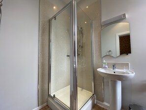 Duş, ücretsiz banyo/kozmetik ürünleri, saç kurutma makinesi, havlu 