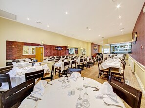 Restaurant - OYO Bostons Manor Hotel, Hanwell London (London)