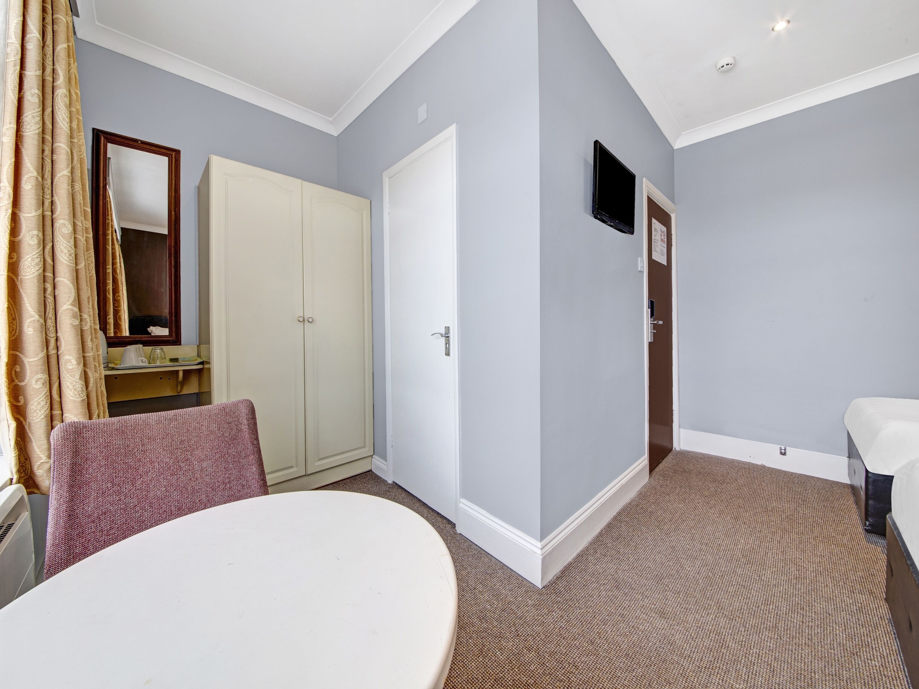 Photo - OYO Bostons Manor Hotel, Hanwell London