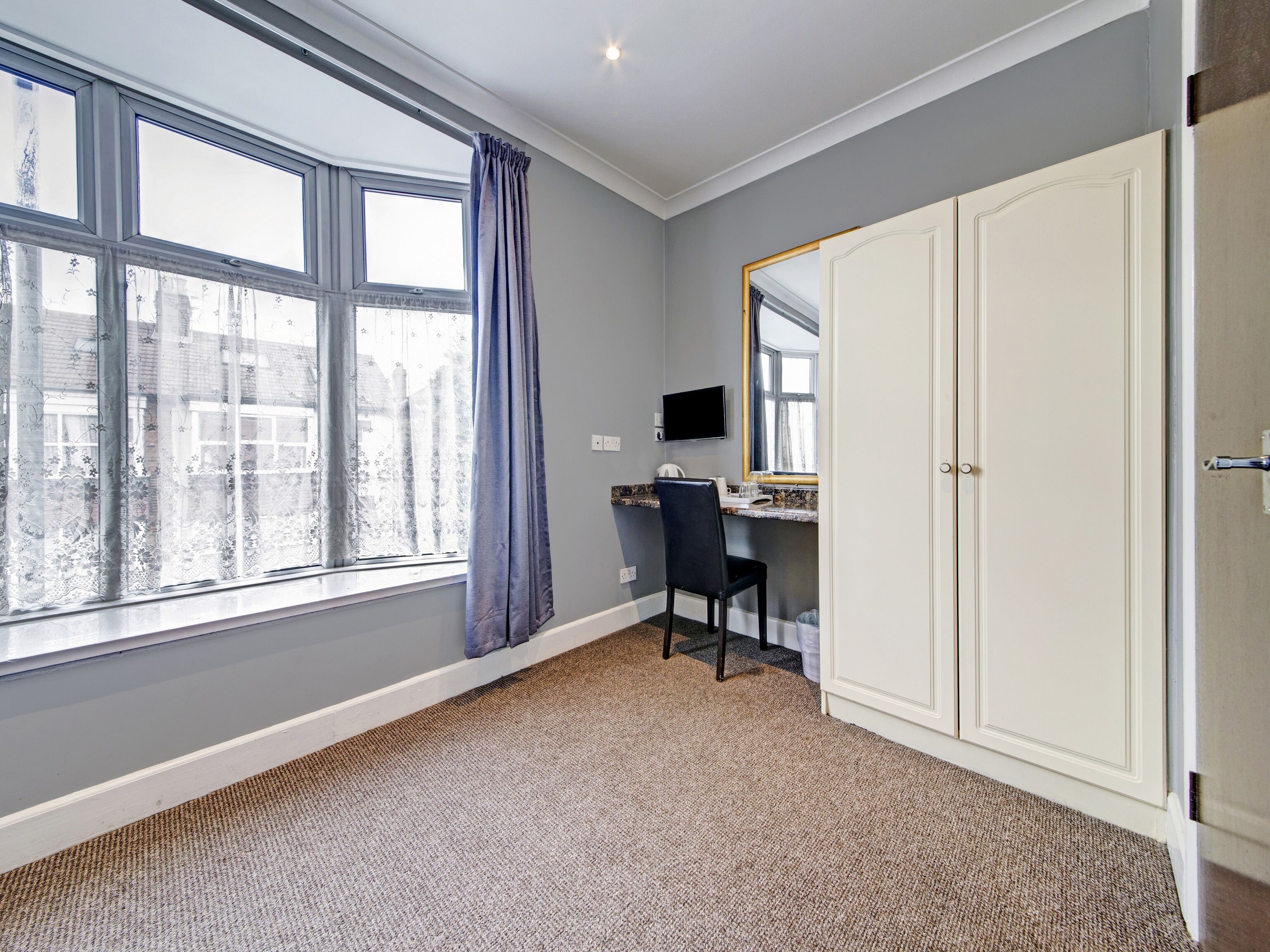 Photo - OYO Bostons Manor Hotel, Hanwell London