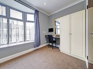 Standard Twin Room, 2 Twin Beds | Iron/ironing board, free WiFi, bed sheets - OYO Bostons Manor Hotel, Hanwell London (London)