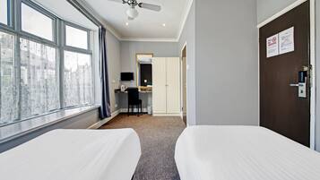 Habitación estándar con 2 camas individuales, 2 camas individuales | Tabla de planchar con plancha, wifi gratis y ropa de cama