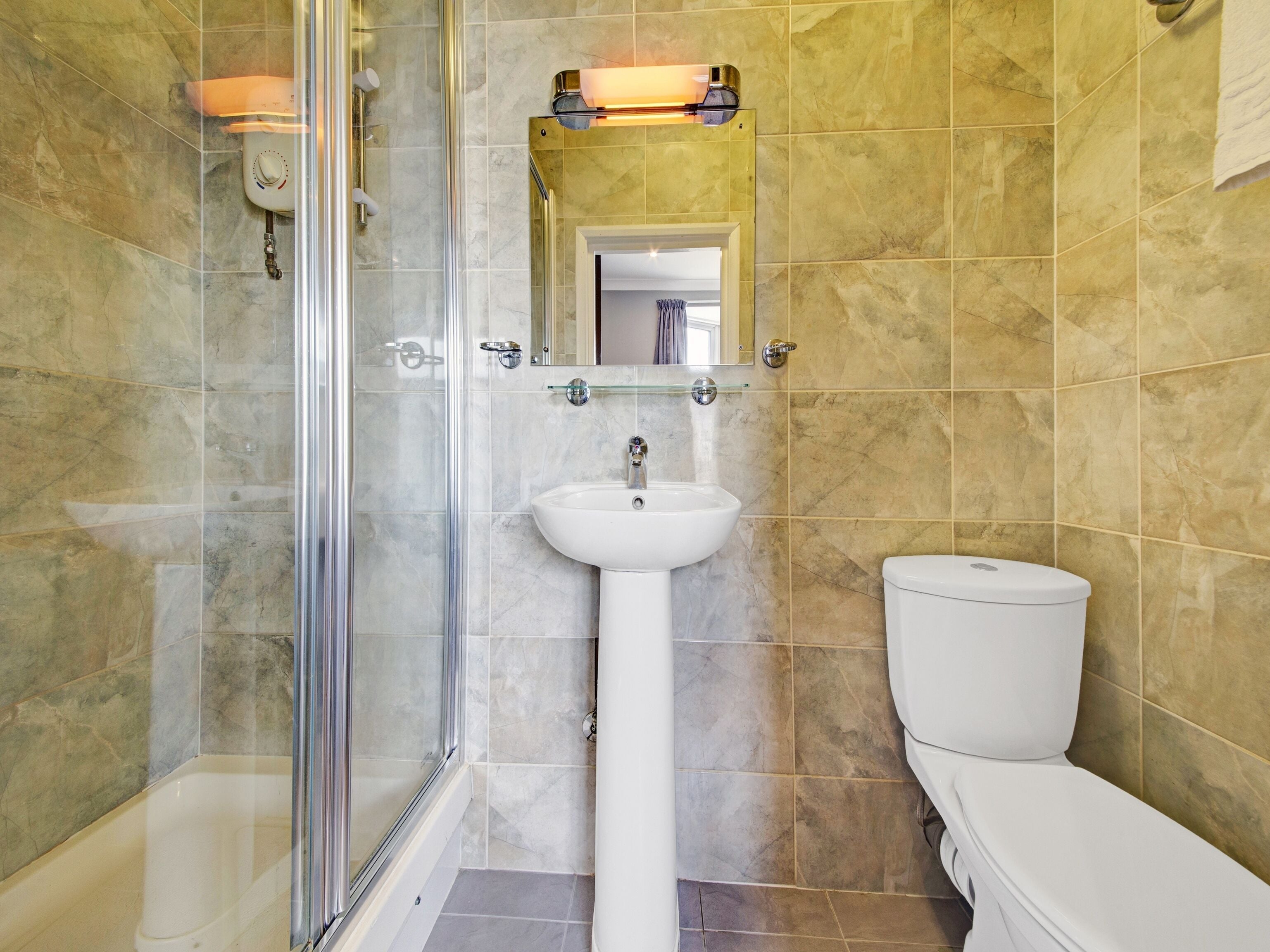 Photo - OYO Bostons Manor Hotel, Hanwell London