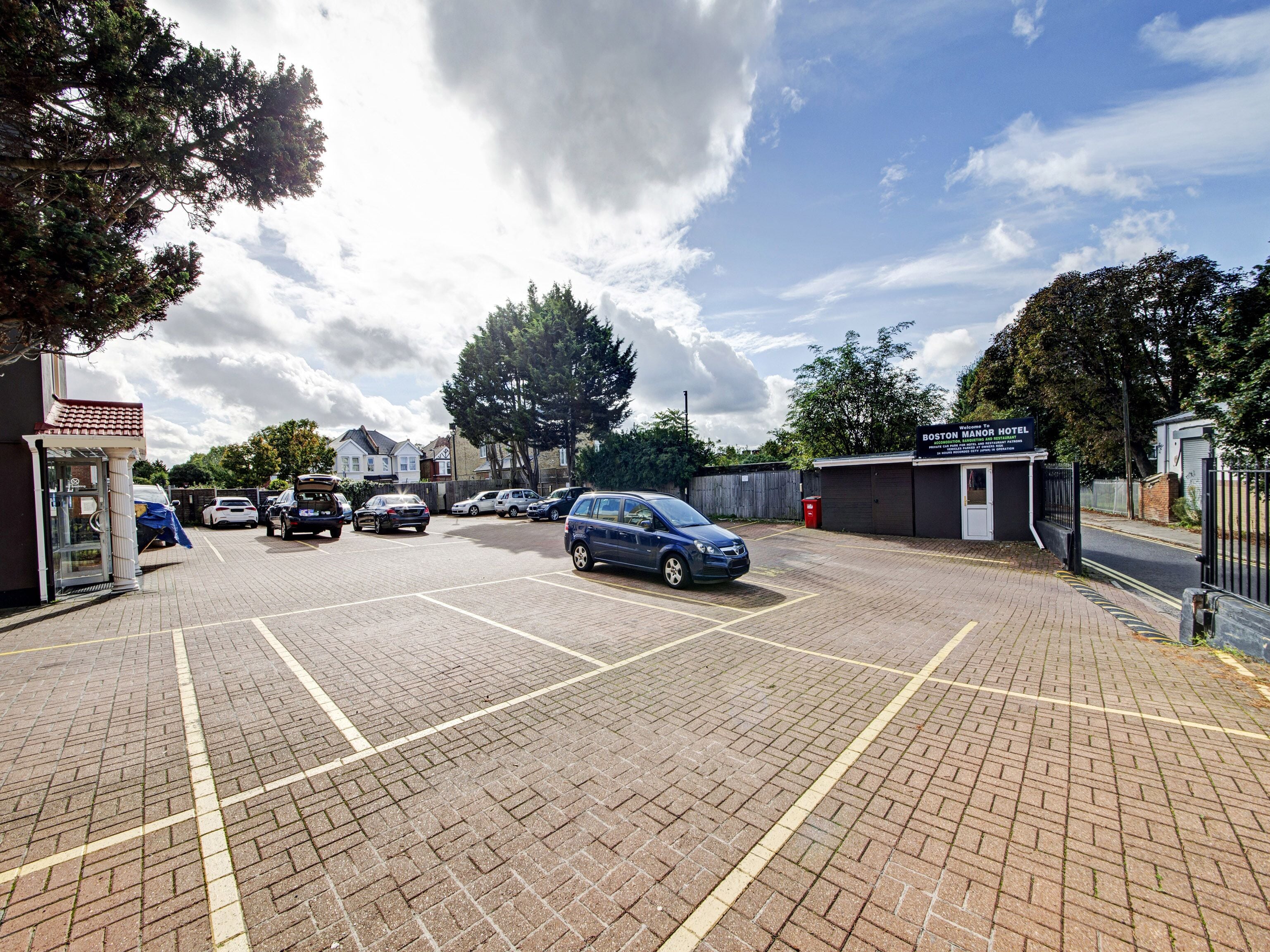 Photo - OYO Bostons Manor Hotel, Hanwell London