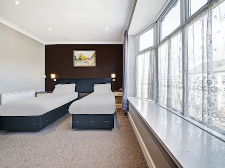 Tabla de planchar con plancha, wifi gratis y ropa de cama