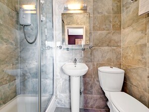Family Room, Multiple Beds | Bathroom | Shower, free toiletries, hair dryer, towels - OYO Bostons Manor Hotel, Hanwell London (London)