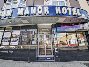Front of property - OYO Bostons Manor Hotel, Hanwell London (London)