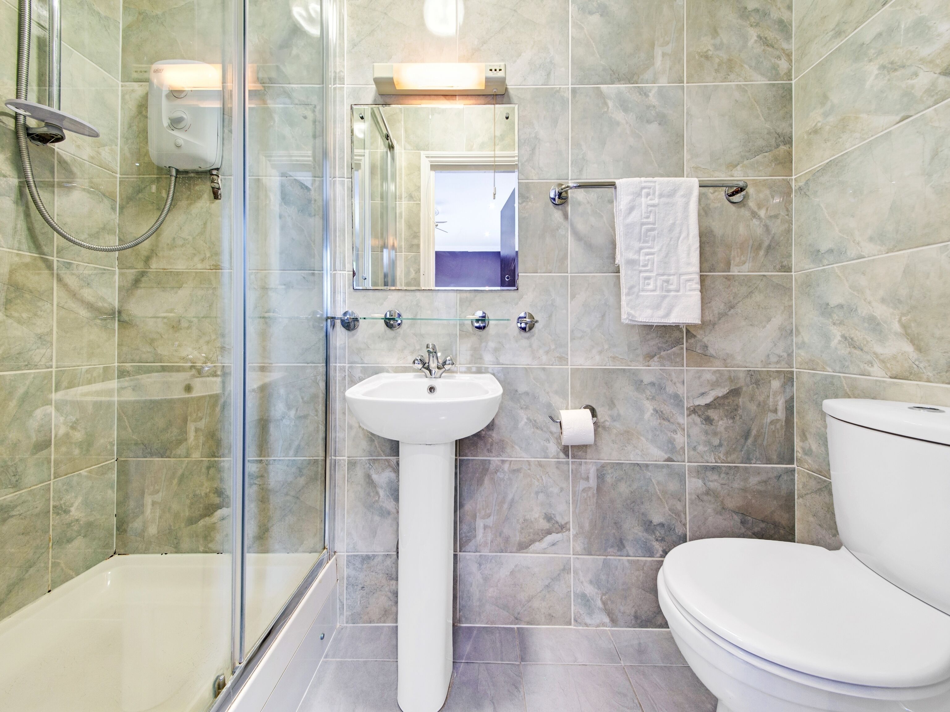 Photo - OYO Bostons Manor Hotel, Hanwell London