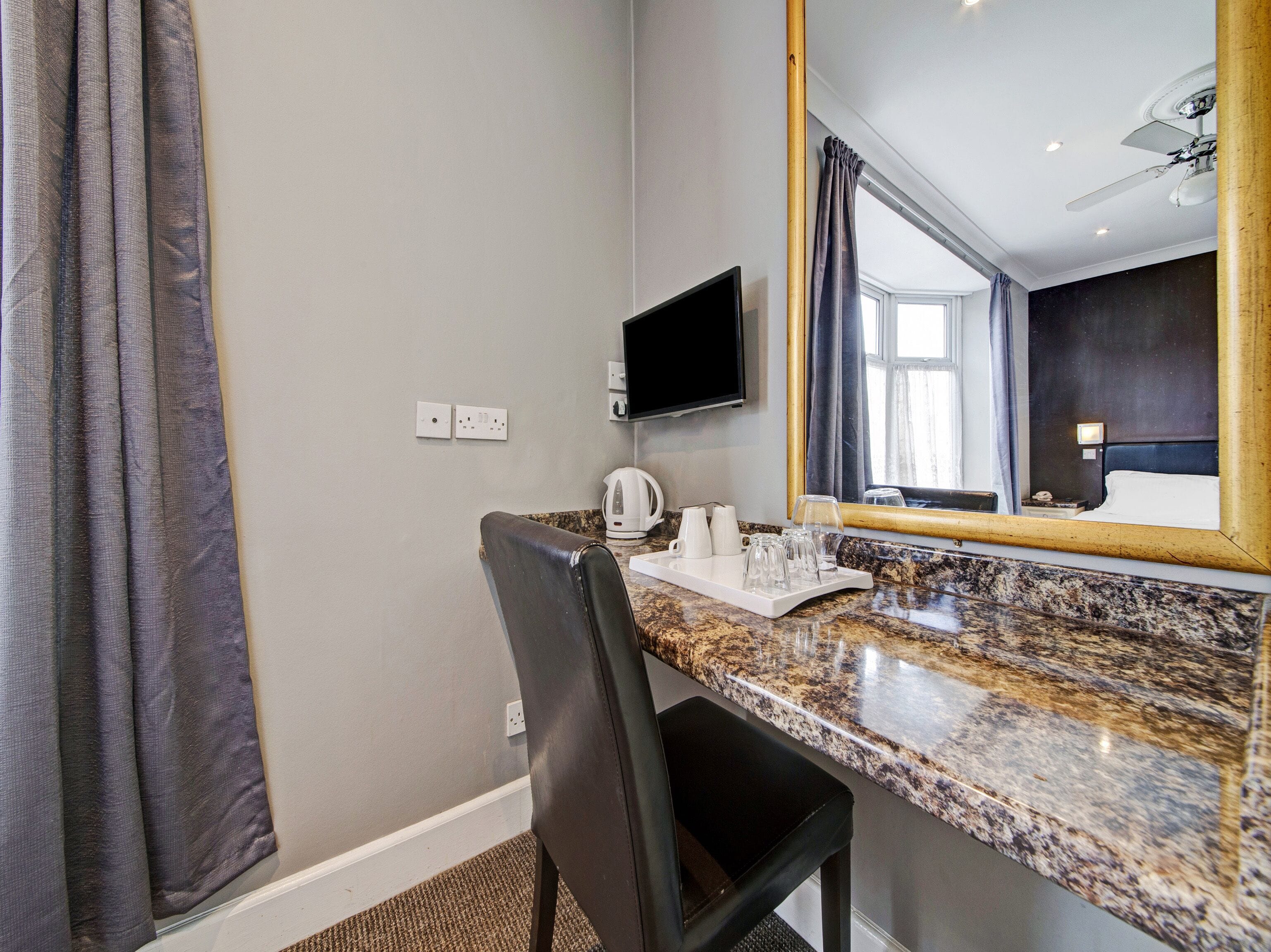 Photo - OYO Bostons Manor Hotel, Hanwell London