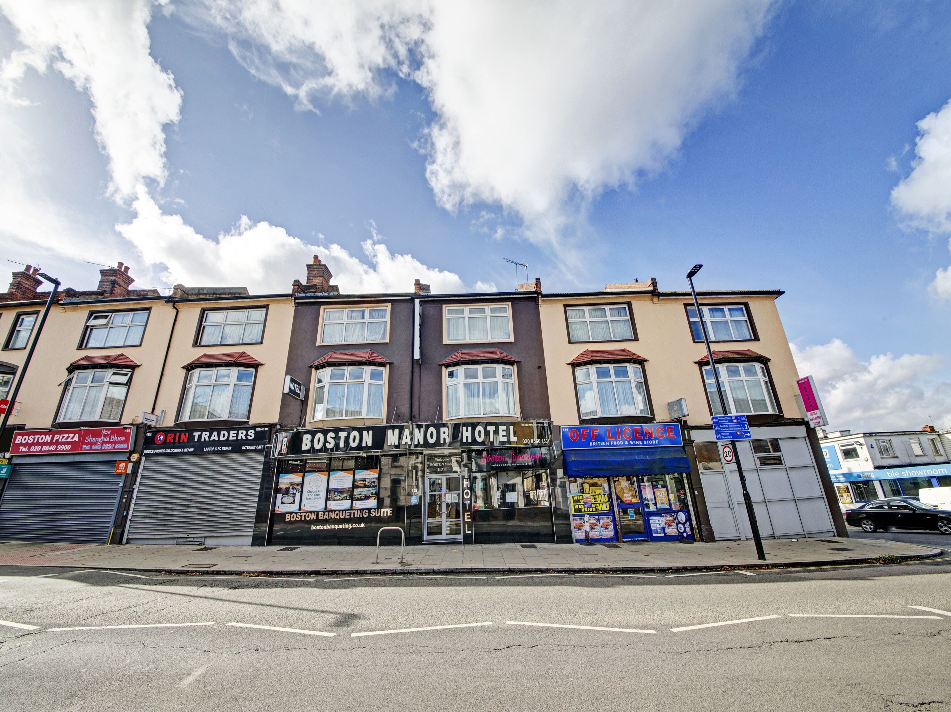 Photo - OYO Bostons Manor Hotel, Hanwell London