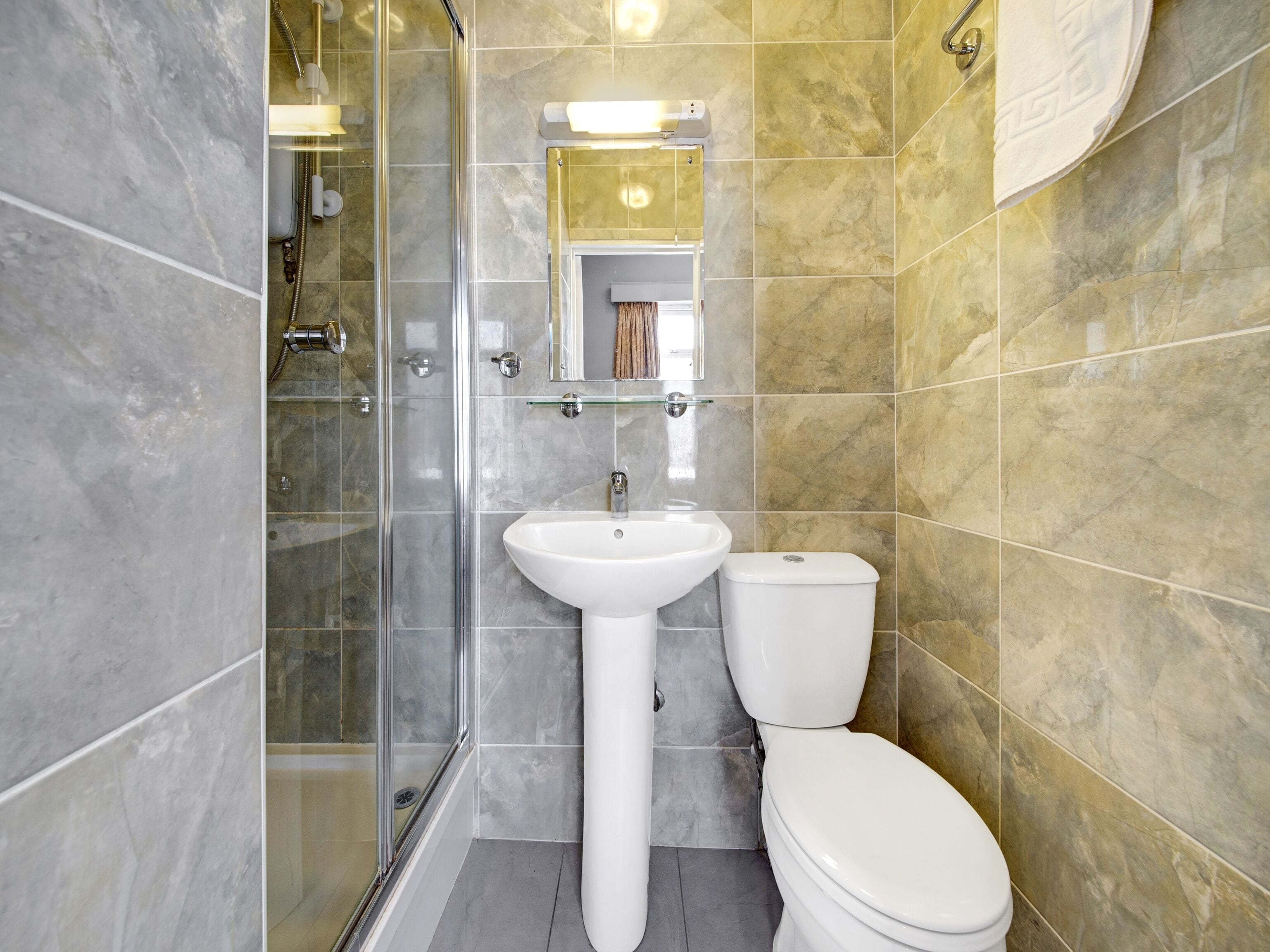 Photo - OYO Bostons Manor Hotel, Hanwell London