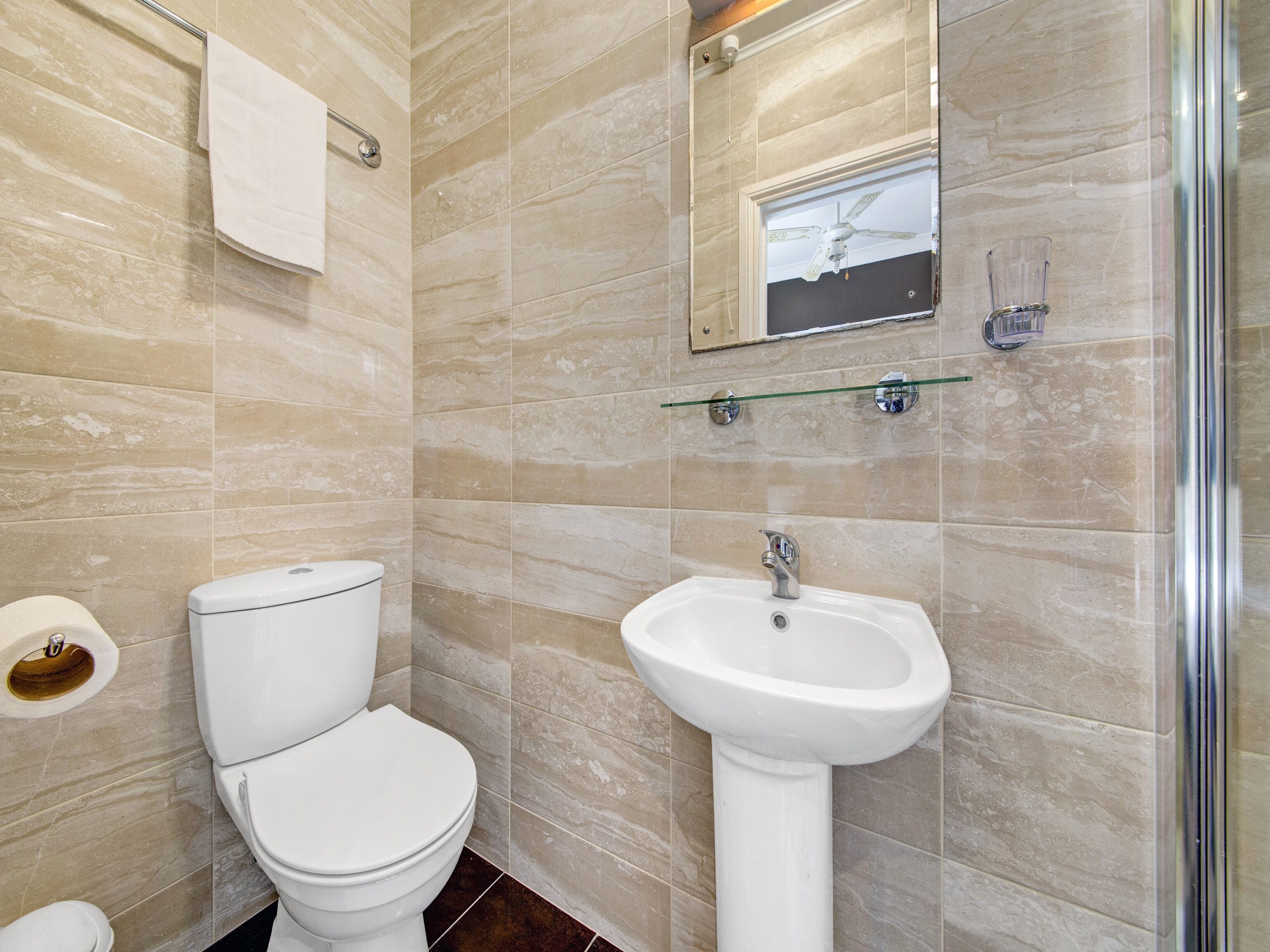 Photo - OYO Bostons Manor Hotel, Hanwell London