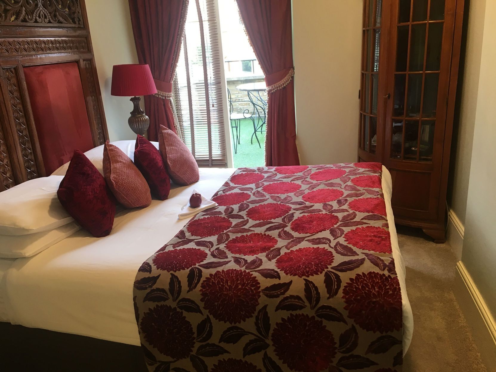 Egyptian cotton sheets, hypo-allergenic bedding, in-room safe
