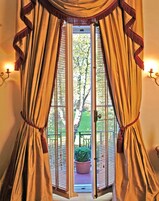 Pasha-suite | Sengetøy i egyptisk bomull, allergitestet sengetøy og safe på rommet